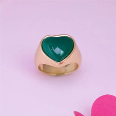 ANEL CORAÇÃO DOURADO PEDRA CABOCHÃO LISO