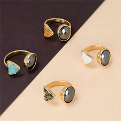 ANEL DE REGULAGEM DOURADO EM HEMATITA OVAL COM PEDRAS FRAGMENTADAS