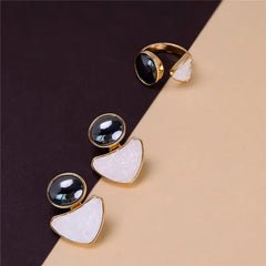 ANEL DE REGULAGEM DOURADO EM HEMATITA OVAL COM PEDRAS FRAGMENTADAS