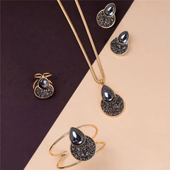 ANEL DE REGULAGEM DOURADO EM HEMATITA COM PEDRA FRAGMENTADA