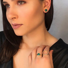 ANEL DELICADO ÚNICO ESMERALDA FACETADA DOURADO