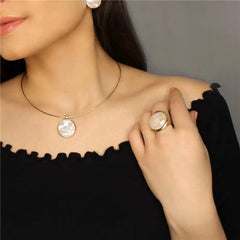 ANEL PEDRA REDONDA EM MADREPÉROLA DETALHE DOURADO MAIOR