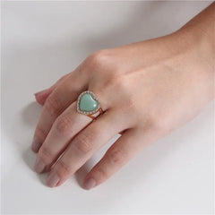 ANEL CORAÇÃO DOURADO PEDRA CHAPA COM ZIRCÔNIAS E RÓDIO BRANCO