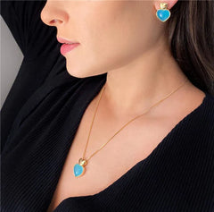 BRINCO CORAÇÃO DOURADO PEDRA CABOCHÃO DETALHE MINIMALISTA