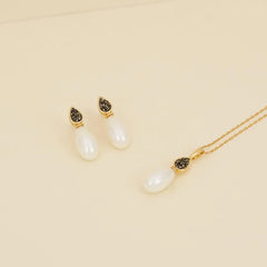 BRINCO DOURADO PÉROLA GOTA COM DETALHES FRAGMENTADOS