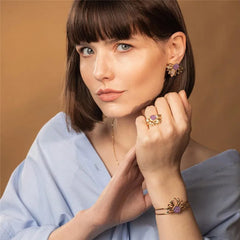 BRINCO GIRASSOL DOURADO COM DETALHES EM PEDRA NATURAL FRAGMENTADA