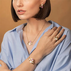 BRINCO GIRASSOL DOURADO COM DETALHES EM PEDRA NATURAL FRAGMENTADA