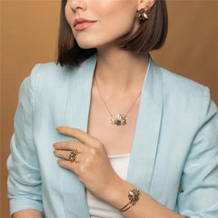 BRINCO GIRASSOL DOURADO COM DETALHES EM PEDRA NATURAL FRAGMENTADA