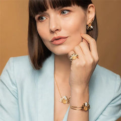 BRINCO GIRASSOL DOURADO COM DETALHES EM PEDRA NATURAL FRAGMENTADA