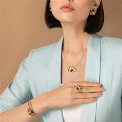 BRINCO GIRASSOL DOURADO COM DETALHES EM PEDRA NATURAL FRAGMENTADA