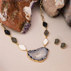 CONJUNTO SUBLIME DOURADO PEDRA FRAGMENTADA E GEODO NATURAL