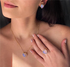 BRINCO CORAÇÃO DOURADO COM RÓDIO BRANCO PEDRA CABOCHÃO