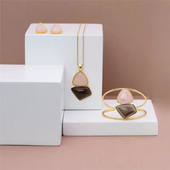 CONJUNTO DOURADO DUO PEDRA TRIANGULO E ESTILETTO