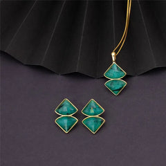 CONJUNTO DOURADO GEOMETRICO DUAS PEDRAS FACETADAS ESMERALDA