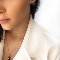 CONJUNTO PÉROLA SHELL BRANCA REDONDA PEQUENA DOURADO