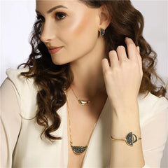 CONJUNTO DOURADO COM PINGENTE EXTRA E PEDRA FRAGMENTADA