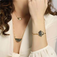 CONJUNTO DOURADO COM PINGENTE EXTRA E PEDRA FRAGMENTADA