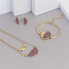 CONJUNTO DOURADO COM PINGENTE EXTRA E PEDRA FRAGMENTADA