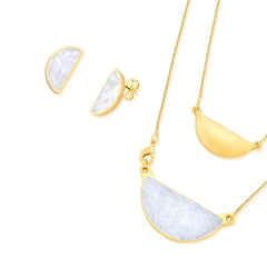 CONJUNTO DOURADO COM PINGENTE EXTRA E PEDRA FRAGMENTADA
