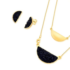 CONJUNTO DOURADO COM PINGENTE EXTRA E PEDRA FRAGMENTADA