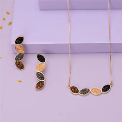 CONJUNTO DOURADO COM QUATRO PEDRAS FRAGMENTADAS