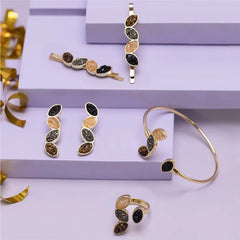 CONJUNTO DOURADO COM QUATRO PEDRAS FRAGMENTADAS