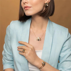 CONJUNTO GIRASSOL DOURADO COM DETALHES EM PEDRA NATURAL FRAGMENTADA