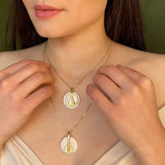 PINGENTE DOURADO SEM CORRENTE NOSSA SENHORA MADREPÉROLA