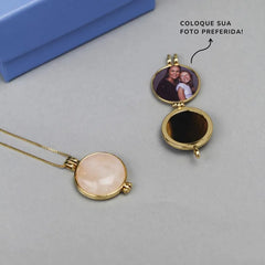 PINGENTE RELICÁRIO PARA FOTO DOURADO PEDRA CABOCHÃO