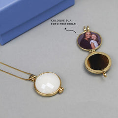 PINGENTE RELICÁRIO PARA FOTO DOURADO COM PEDRA FACETADA PEROLADA