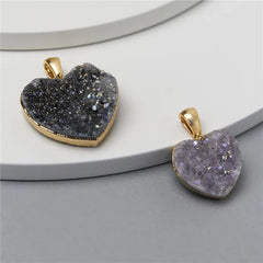 PINGENTE CORAÇÃO DOURADO COM GEODO NATURAL A VULSO 2CM