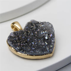 PINGENTE CORAÇÃO DOURADO COM GEODO NATURAL AVULSO 3CM
