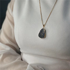 PINGENTE FORMATO IRREGULAR DOURADO COM GEODO NATURAL AVULSO