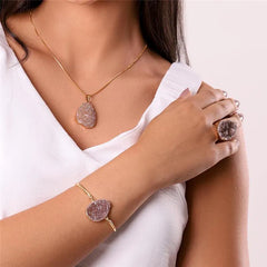 PINGENTE FORMATO IRREGULAR DOURADO COM GEODO NATURAL AVULSO