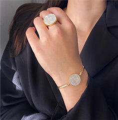 PULSEIRA PEDRA REDONDA EM MADREPÉROLA DOURADO