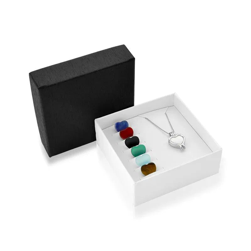 COMBO RELICÁRIO SETE PEDRAS FORMATO EM CORAÇÃO EM RÓDIO BRANCO