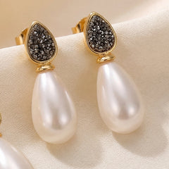 BRINCO DOURADO PÉROLA GOTA COM DETALHES FRAGMENTADOS