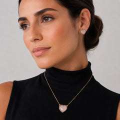 BRINCO CORAÇÃO DOURADO RÓDIO BRANCO PEDRA CABOCHÃO