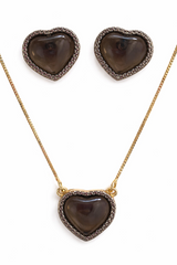CONJUNTO CORAÇÃO DOURADO PEDRA CABOCHÃO COM RÓDIO BRANCO