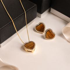 CONJUNTO CORAÇÃO DOURADO PEDRA CHAPA COM ZIRCÔNIAS E RÓDIO BRANCO