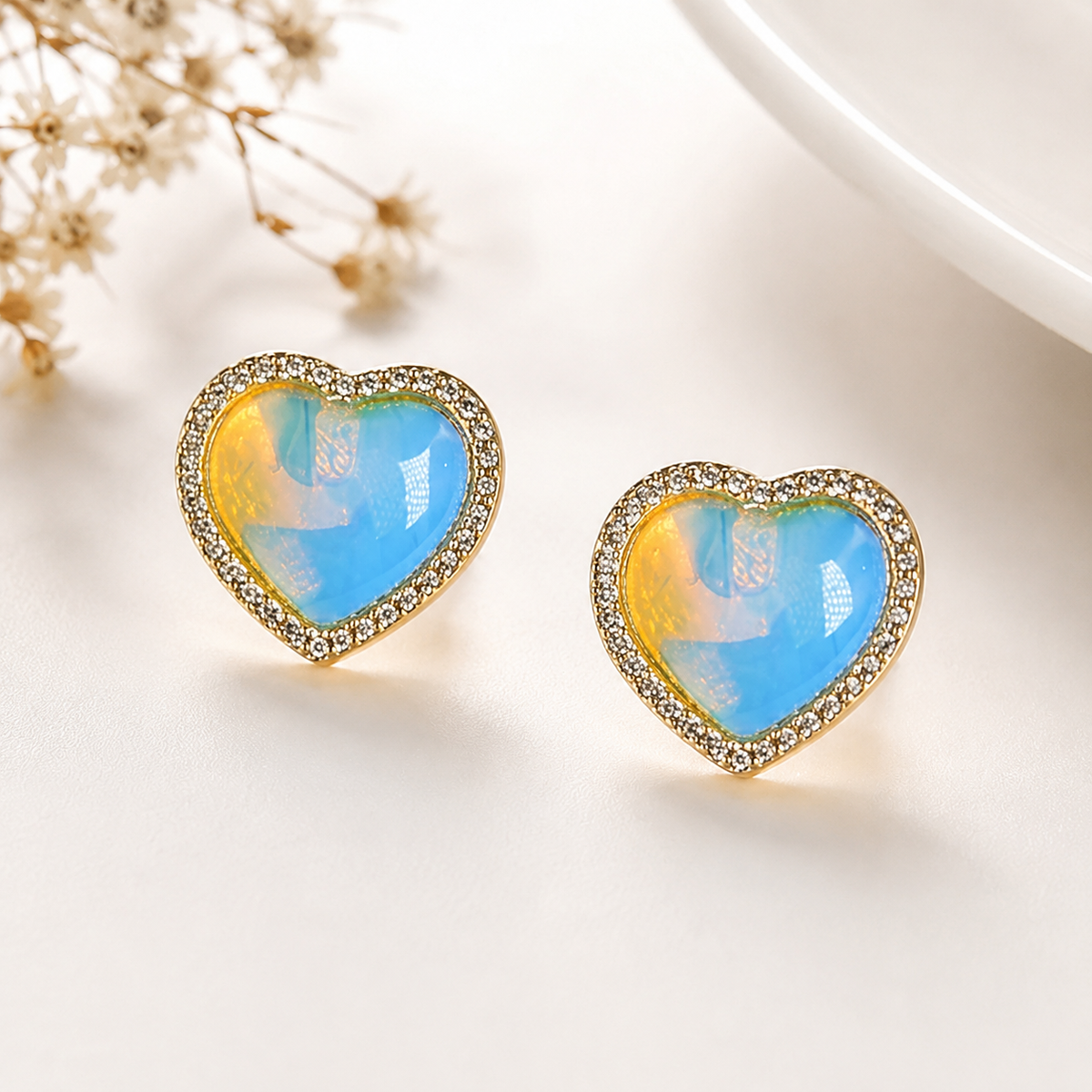 BRINCO CORAÇÃO DOURADO RÓDIO BRANCO PEDRA CABOCHÃO