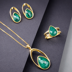 CONJUNTO DOURADO DETALHES PEDRA ESMERALDA FACETADA