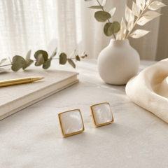 BRINCO DOURADO GEOMETRICO COM PEDRA NATURAL