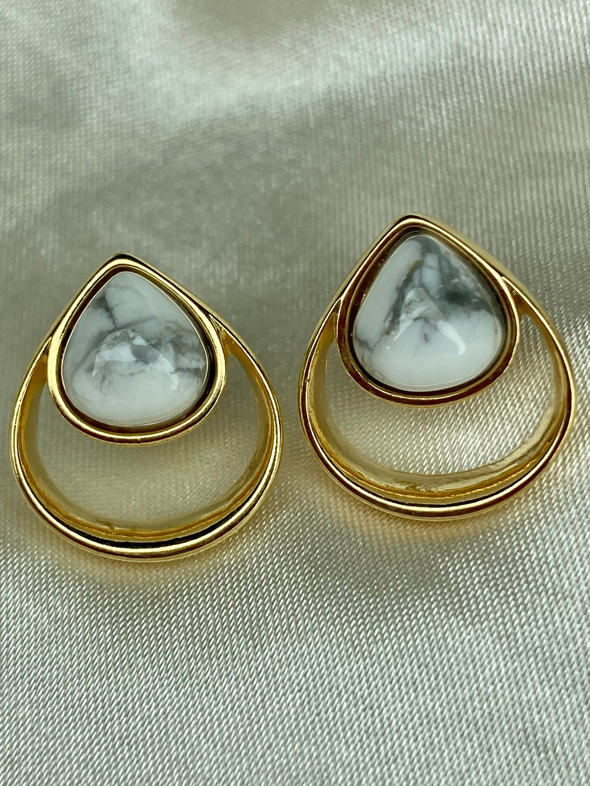 BRINCO BELLE DOURADO PEDRA GOTA